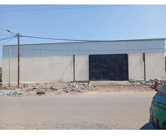 Hangar 550m2 proche route Arta, location disponible