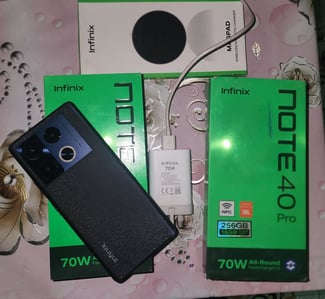 Infinix Note 40 Pro 256 Go, 8 Go RAM, &eacute;clairage RGB, chargeur sans fil et 70W