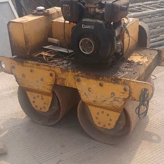 Compacteur manuel &agrave; deux rouleaux