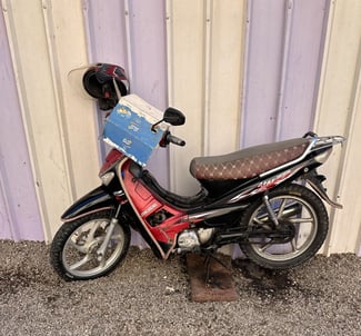 Moto avec casque &agrave; bon prix