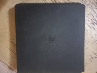 Playstation 4 Slim 1To avec FIFA 2021 et 2 manettes originales