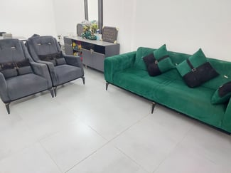 Salon et salle &agrave; manger confortable en excellent &eacute;tat