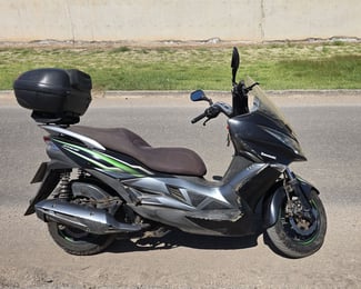 Scooter Kawasaki J125 2018 avec Top Case, excellent &eacute;tat