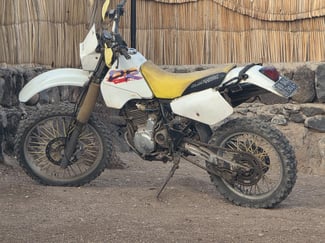 Moto Suzuki DR 350 Fiable et Puissante
