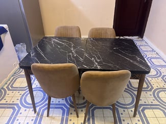 Table &agrave; manger en bois avec 5 chaises incluses