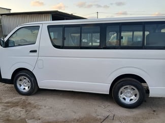 Toyota mini bus en location, climatisation fonctionnelle