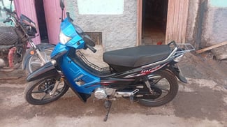 Moto 110 ancien mod&egrave;le, bleu et noir, bon prix