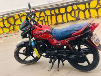 Moto HERO Passion Pro en excellent &eacute;tat, faible kilom&eacute;trage