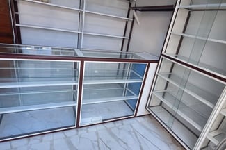 Vitrine en aluminium solide &agrave; petit prix avec &eacute;tag&egrave;res et casiers &agrave; vendre