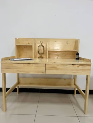 Bureau en bois avec rangement
