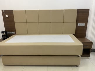 Chambre d'une personne en excellent état à vendre.