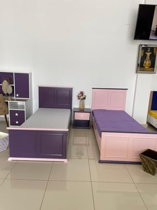 Chambre enfant complète – lits simples violet & rose avec bureau