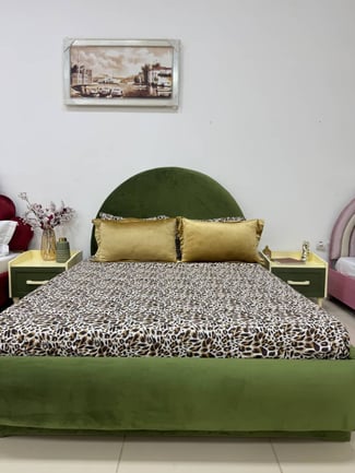 Lit double vert avec tête de lit arrondie