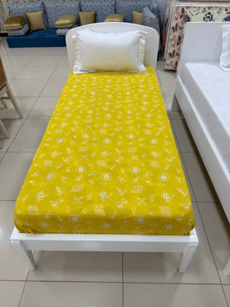 Lit simple confortable pour chambre enfant