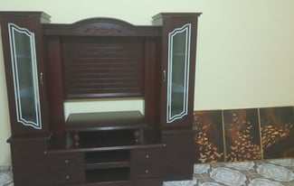 Living moderne avec cadres élégants assortis