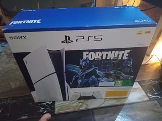 Play Station 5, neuf en boîte, jeu Fortnite offert!