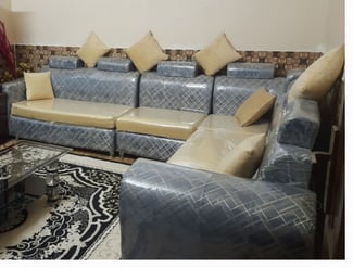 Salon qaaci L Comme neuf avec tapis et table basse