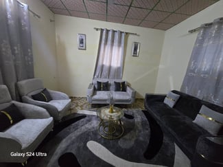 Salon moderne avec canapé, très peu utilisé