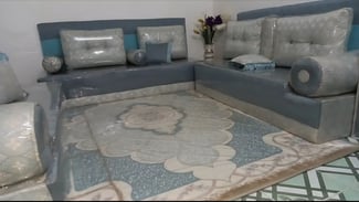 Salon moderne élégant et confortable, très bon état