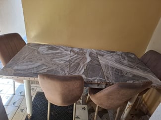 Table à manger et 6 chaises en excellent état