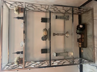 Table à manger ronde en verre, chaises, présentoir et table basse