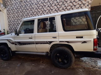 Toyota Land Cruiser Blanc, Bon état, Transmission manuelle, Essence