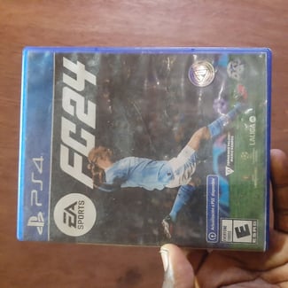 CD FIFA 23 et 24 pour PS4 - Parfaite état - Prix attractifs