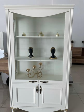 Vitrine d'Exposition Élégante – Le Chic Classique par SkyLife Homes