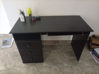 Bureau noir 3 tiroirs en excellent état à vendre
