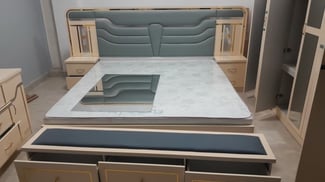 Chambre à coucher complète avec rideau et firage en très bon état