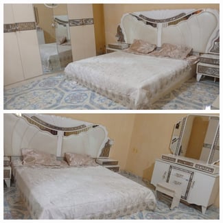 Chambre à coucher moderne avec lit double, armoire et coiffeuse