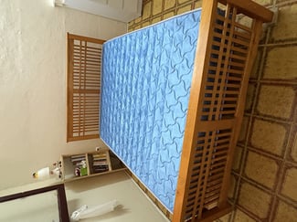 Lit en bois avec matelas confortable à vendre