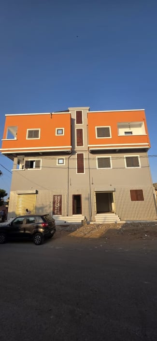 Locaux commerciaux et appartements F3 à louer (Q7 – Cité IF / Iyo Akiro)