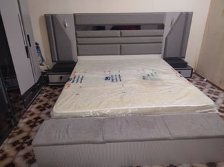 Chambre à coucher complète avec lit double, armoire et coiffeuse