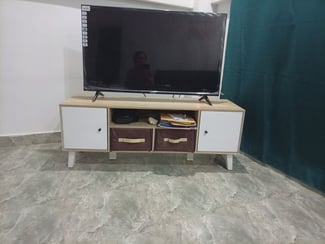 Meuble TV beige et blanc, 2 tiroirs, en excellent état