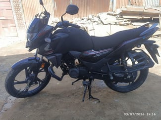Moto Honda SP 125 noire, 2 mois d'utilisation, état impeccable