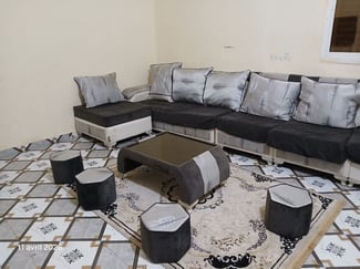 Salon avec tapis, table basse et rideaux inclus