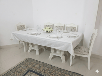 Table à manger 8 chaises, très bon état