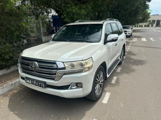 Toyota Land Cruiser V8 2018, 9 places, boîte auto, en bon état