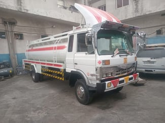 Camion citerne Nissan Diesel 2017, arrivage de Dubaï