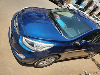 Hyundai Accent 2015 bleu métallisé en excellent état