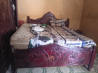 Chambre à coucher complète avec électroménager et réfrigérateur Beko