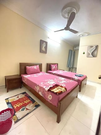 Chambre lit double avec salle de bain
