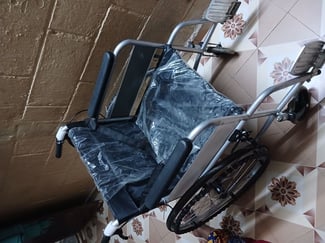 Fauteuil roulant électrique presque neuf en excellent état