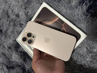 iPhone 16 Pro Titanium, comme neuf avec chargeur et boîte