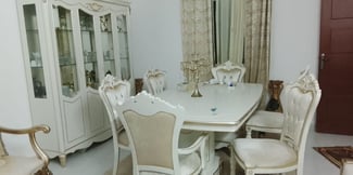 Salon avec table à manger complète pour maison