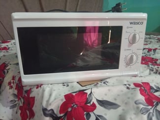 Micro-ondes Wasco en très bon état, design élégant