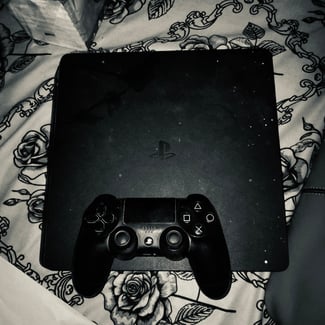 PlayStation 4 d'occasion en bon état, 1 an d'utilisation
