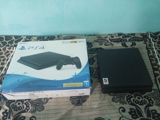 Console PS4 en parfait état avec 2 manettes et accessoires complets