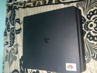 Console PS4 en parfait état avec 2 manettes et accessoires